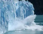 A huge piece of ice breaking off the 80m high Glaciar Perito Moreno, El Calafate, Argentina