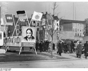 Illus Sturm 7.3.1951 Internationaler Frauentag. Zur 41. Wiederkehr des Internationalen Frauentags am 8. MÃ¤rz 1951 wurden die StraÃen Berlins festlich geschmÃ¼ckt. UBz: Unter den Linden wurden Bildertafeln mit PortrÃ¤ts der Vorsitzenden der IGFF aufgestellt.