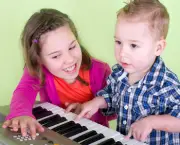 Kinder am Keyboard