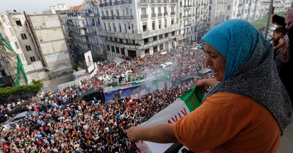 Mulher Balançando a Bandeira da Argélia em Manifestação