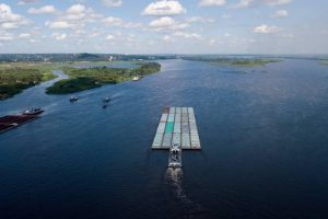 Rebocador empurra barcaça no rio Paraguai