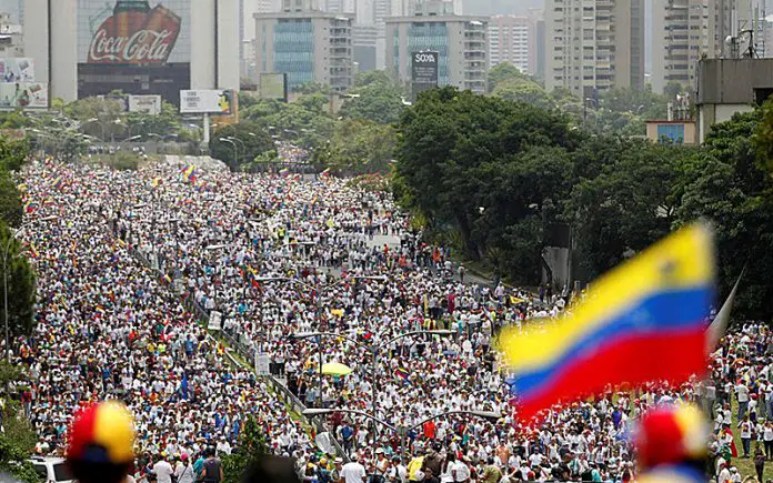 População Venezuelana na Rua Protestando 